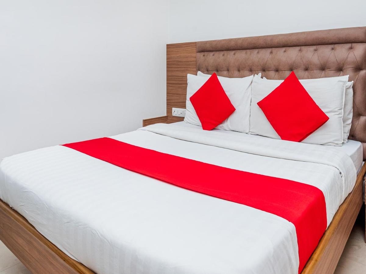 Hotel Balwas Surat Exterior foto