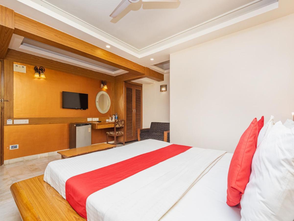Hotel Balwas Surat Exterior foto