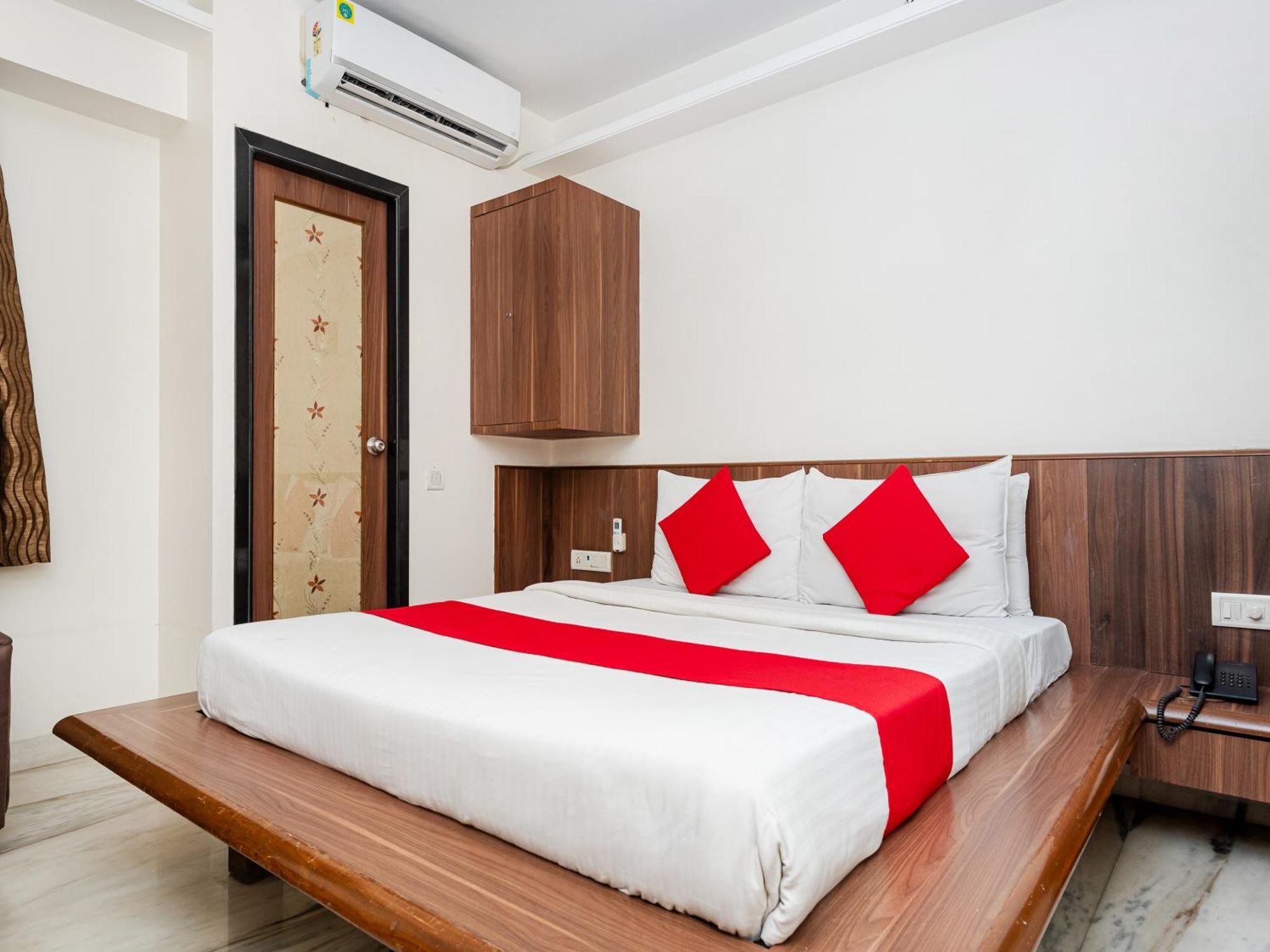 Hotel Balwas Surat Exterior foto