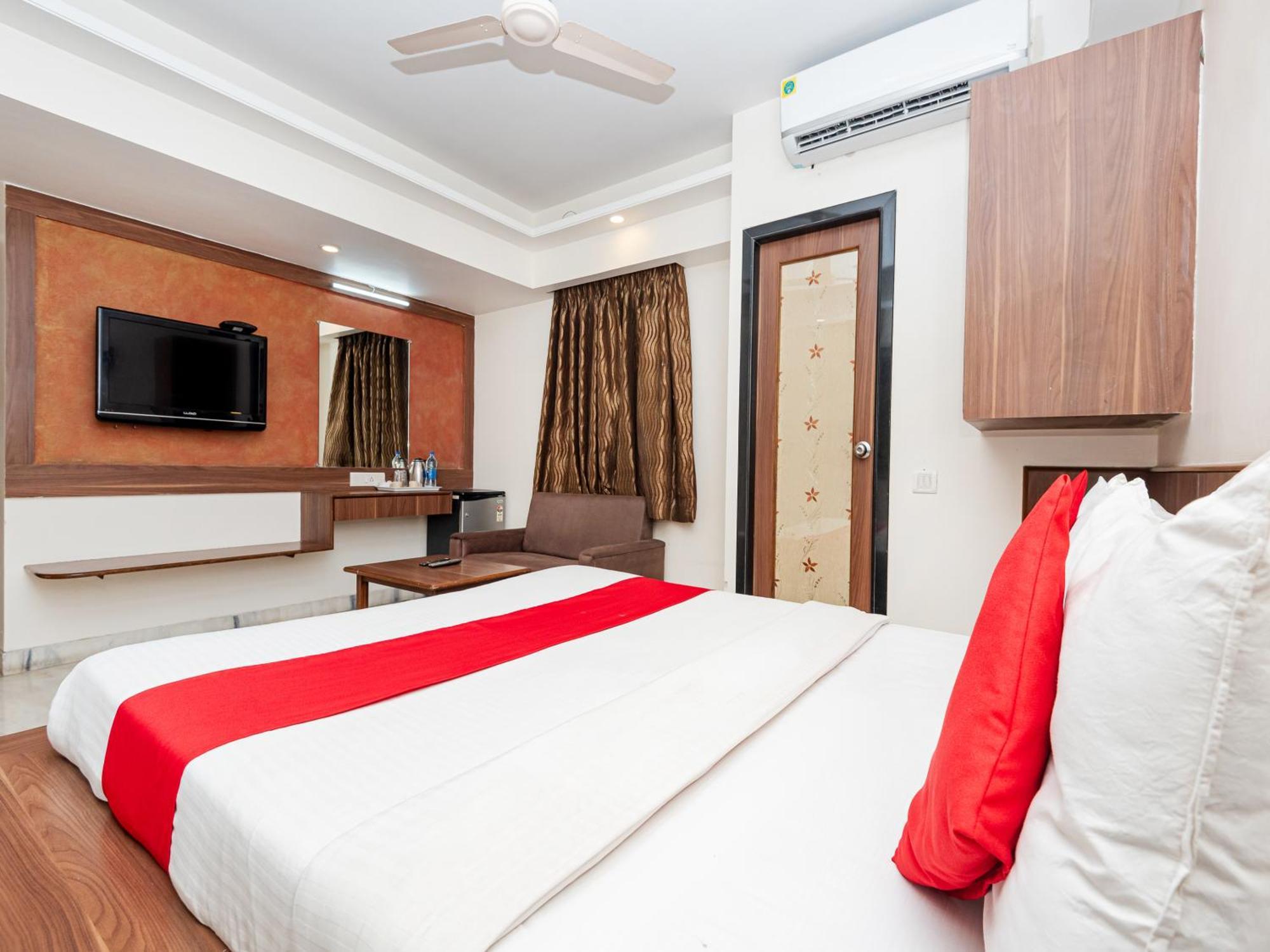 Hotel Balwas Surat Exterior foto