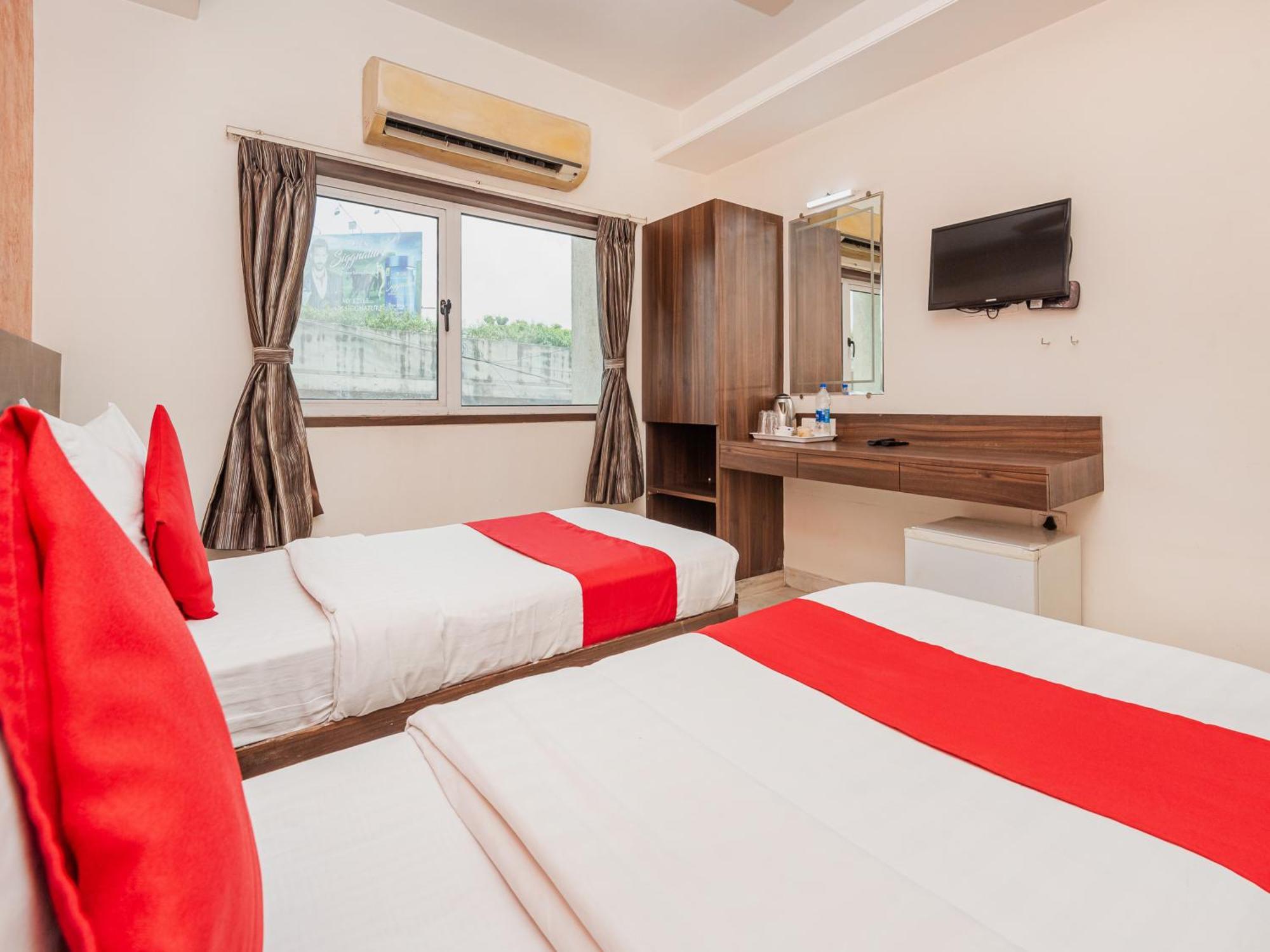 Hotel Balwas Surat Exterior foto