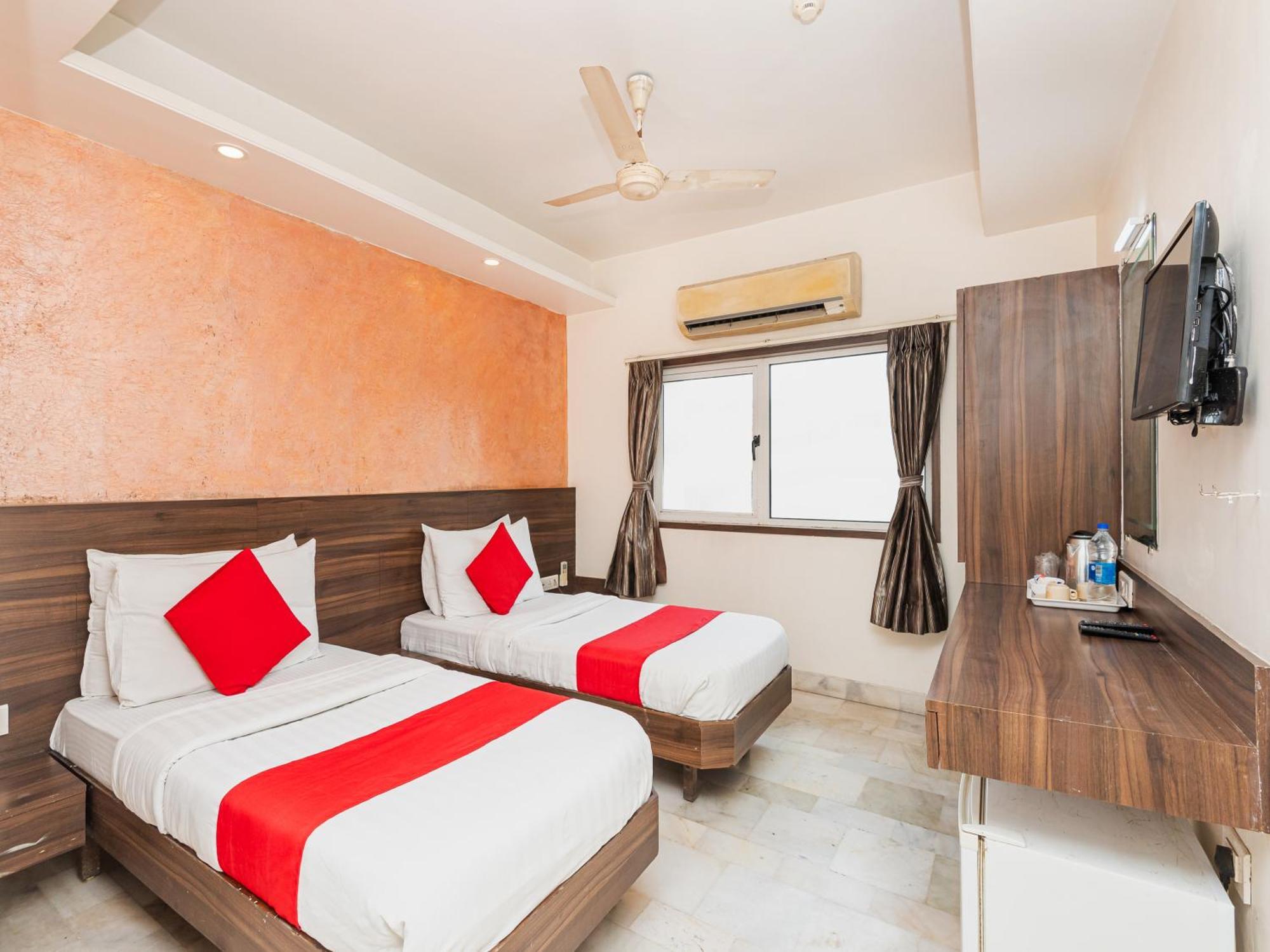 Hotel Balwas Surat Exterior foto