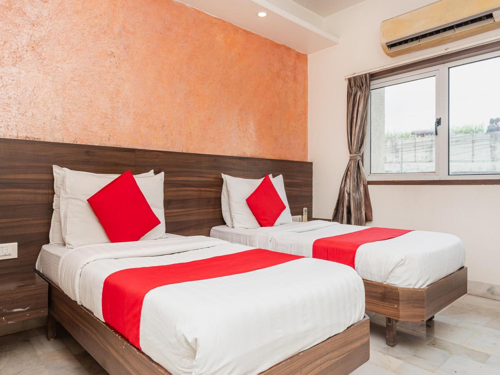 Hotel Balwas Surat Exterior foto