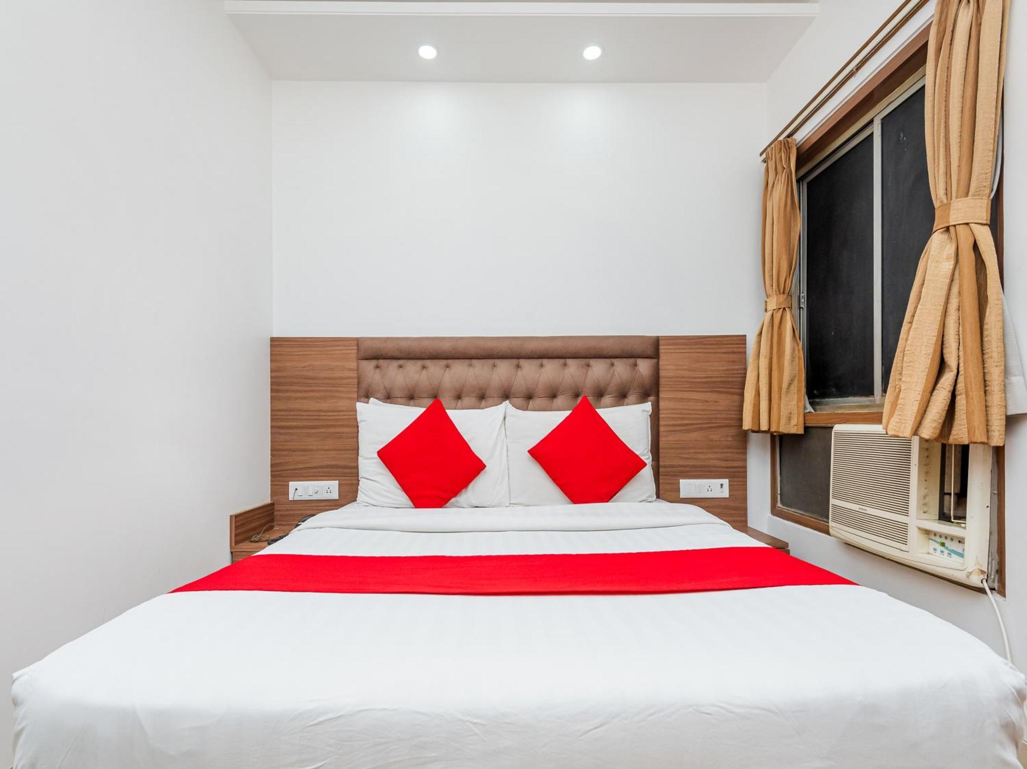 Hotel Balwas Surat Exterior foto