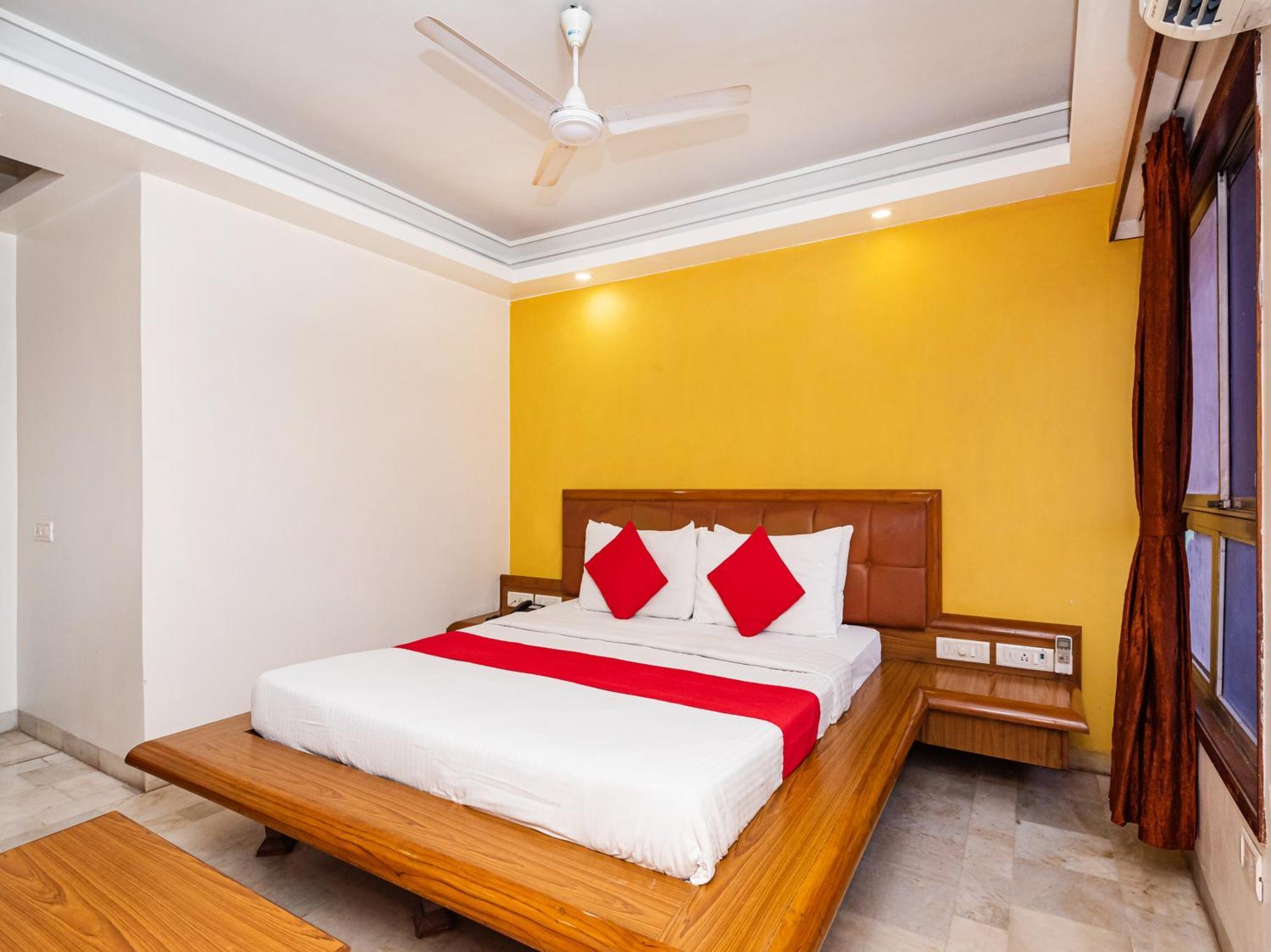 Hotel Balwas Surat Exterior foto